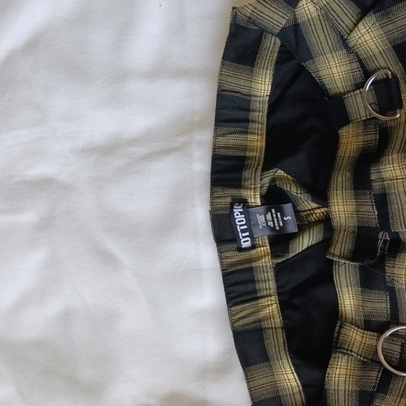 HOT Topic Wide Leg Cropped Cargo Pants, Yellow Black Plaid, Size S - Picture 6 of 10